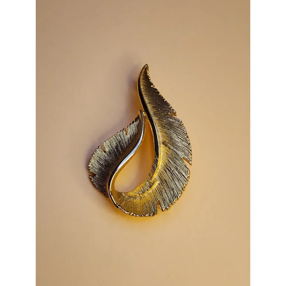 65 Yr Old Vtg SARAH COVENTRY Brooch Pin Brushed‎ Gold Tone Feather Leaf Textured